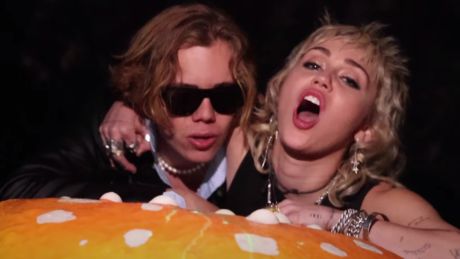 The Kid LAROI, Miley Cyrus - WITHOUT YOU με την  Miley Cyrus