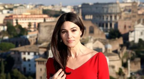 Μεταμορφώθηκε η Monica Bellucci: Με νέο κούρεμα και ανδρόγυνο λουκ στο Μιλάνο