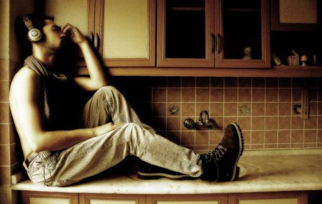 Ναι, ένας, δύο, τρεις στους 100 που νοσούν από τον ιό ίσως κινδυνεύουν. Θα αγόραζες ένα τέτοιο λαχείο θανάτου; Κάτσε σπίτι!
