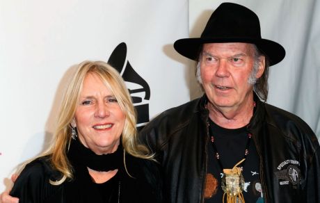 Πέθανε η Pegi Young πρώην γυναίκα του Neil Young