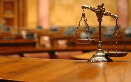 Εκτός από ξένους διαιτητές, μήπως χρειαζόμαστε και ξένους δικαστικούς;