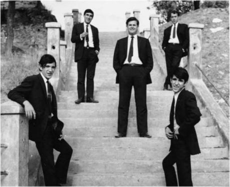 Ομοιότητες του σχολείου των Olympians με Trini Lopez