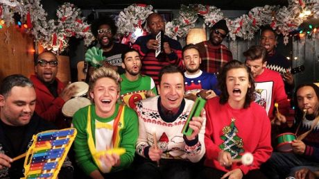 Ο Jimmy Fallon, οι One Direction & οι Roots τραγουδούν "Santa Claus Is Coming To Town"