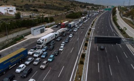 Πάσχα: Ουρές χιλιομέτρων στα διόδια λόγω ελέγχων - Περισσότερες από 900 αναστροφές