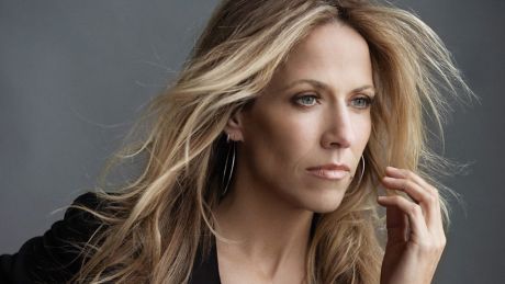 Η Sheryl Crow στο νέο της άλμπουμ τραγουδάει μαζί με  τους μουσικούς της ήρωες