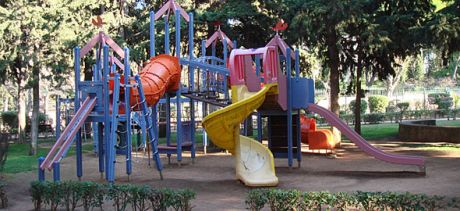 Μια βόλτα σε μια παιδική χαρά της παιδικής χαράς που λέγεται Ελλάδα