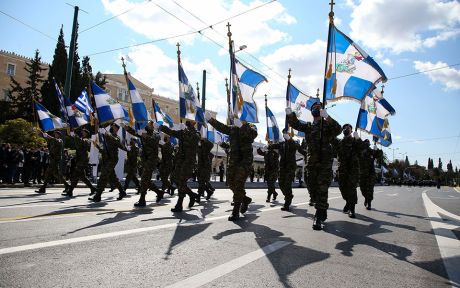 Το να γίνει παρέλαση και για μη εμβολιασμένους και χωρίς μάσκες είναι περιττό και επικίνδυνο