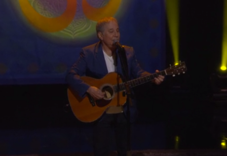 O Paul Simon τραγουδά George Harrison στον Conan