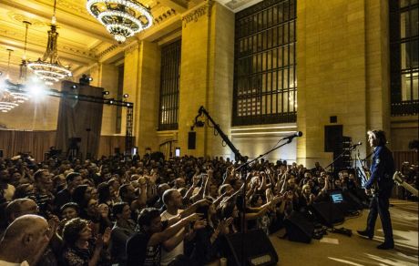 O Paul McCartney έπαιξε για 300 άτομα στον Grand Central Station στην Νέα Υόρκη
