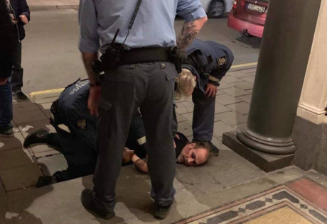 O Peter Murphy των Bauhaus απομακρύνθηκε από την σκηνή γιατί πέταγε μπουκάλια στο κοινό