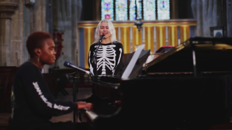 H Phoebe Bridgers τραγουδά Radiohead,  “Fake Plastic Trees”
