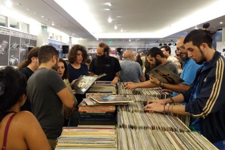 Στην προ ιντερνετ εποχή: Θα αφήσουμε την πραγματικότητα να χαλάσει μια όμορφη ιστορία.