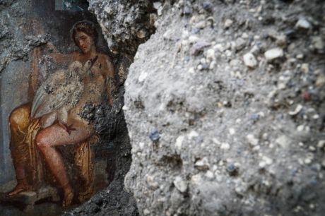 Πομπηία: Στο φως τοιχογραφία με την ερωτική συνεύρεση του Κύκνου Δία και της Λήδας