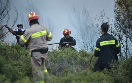 Μάχη με τις φλόγες στη βορειοανατολική Αττική