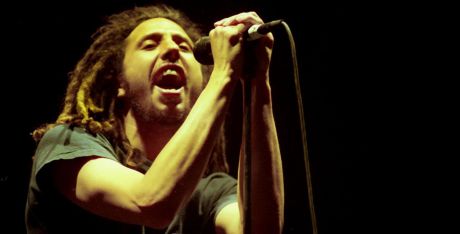  Rage Against The Machine στο Θέατρο Πέτρας: Το εκρηκτικό live τον Ιούνιο του 2000