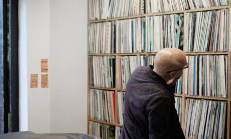 Ο Brian Eno εξερευνεί την δισκοθήκη του διάσημου John Peel...