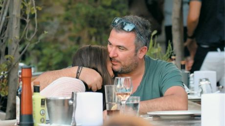 Συναυλία ή σκυλάδικο; Τί να την κάνεις την "Τραβιάτα" στο Ηρώδειο όταν έχεις την "Τραβήχτρα" στη Μύκονο;