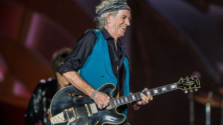 Ο Keith Richards τραγουδά το Gimme Shelter για καλό σκοπό