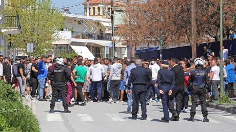 Επεισόδια στη Νέα Σμύρνη Λάρισας -Φωτιές στον οικισμό Ρομά, δεν θέλουν να μπουν σε καραντίνα 