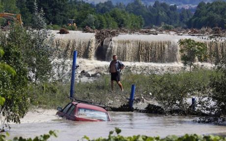 Τουλάχιστον 8 νεκροί και 67 τραυματίες από σφοδρή καταίγιδα στη Ρουμανία