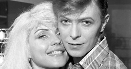 Παραφράζοντας; την Debbie: Υπάρχει κανείς που δεν αγαπάει την μουσική;