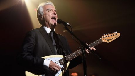 O David Byrne τραγουδά Whitney Houston σε karaoke
