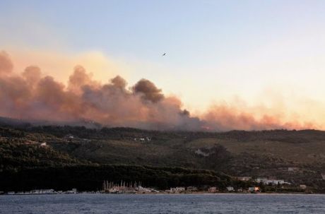 Μέσα σε σπίτια η φωτιά στην Σάμο