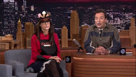 Η Sandra Bullock 'παίζει' με τον Jimmy Fallon στο Tonight Show...