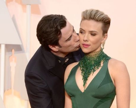 H Scarlett Johansson υπερασπίστηκε τον Travolta