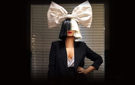 Η διάσημη τραγουδίστρια Sia έκανε δώρο έκπληξη στη χορεύτρια των βίντεο κλιπ της