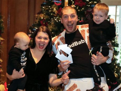 Αυτοί οι Άγγλοι... Νο 1 στην Αγγλία, για φιλανθρωπικό σκοπό το We Build This City-Ladbaby