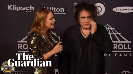 O Robert Smith σνομπάρει νεαρή δημοσιογράφο και γίνεται viral