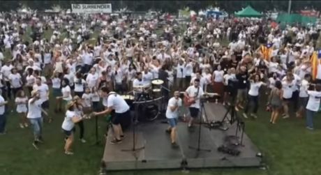 1004 άτομα στην Ισπανία τραγουδούν το No Surrender του Springsteen