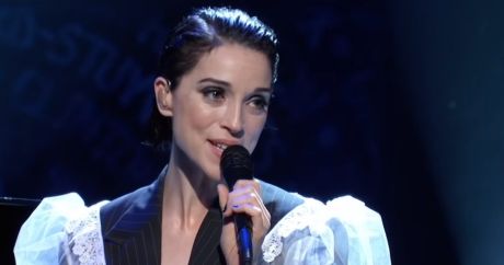 H St. Vincent μιλάει 'έξω από τα δόντια' για την μουσική σήμερα