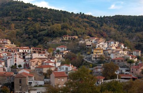 Δραματικές στιγμές, απειλεί το χωριό Μακρυμάλλη στην Εύβοια  η φωτιά