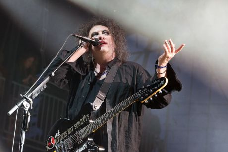 Robert Smith των Cure: Προτιμώ να κόψω το χέρια μου από το να παραλάβω βραβείο από την Βασίλισσα