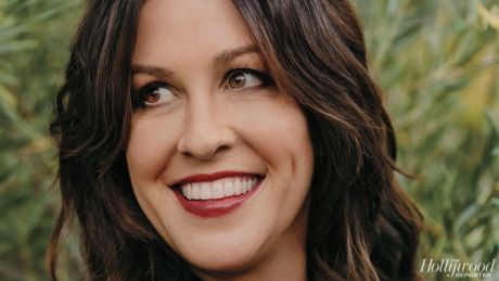 Alanis Morissette μια ευτυχισμένη γυναίκα γιορτάζει 25 χρόνια επιτυχίας