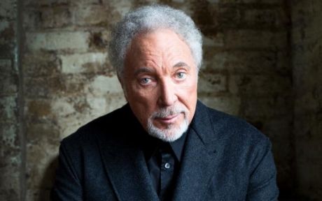 Ιταλικά τραγούδια με τον Tom Jones που έγινε 80 ετών