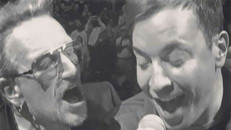 Ο Jimmy Fallon τραγουδά με τους U2 στο Madison Square Garden...