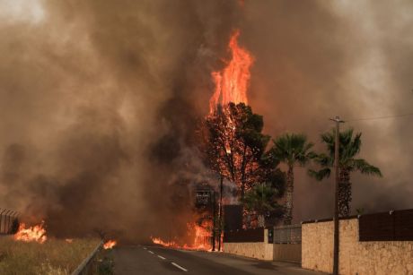 Πύρινη κόλαση, εκκενώθηκαν Βαρυμπόμπη, Αδάμες και Θρακομακεδόνες, καίγονται σπίτια