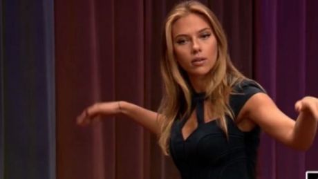 Η Scarlett Johansson παίζει βιολί και τρομπόνι στον Jimmy Fallon