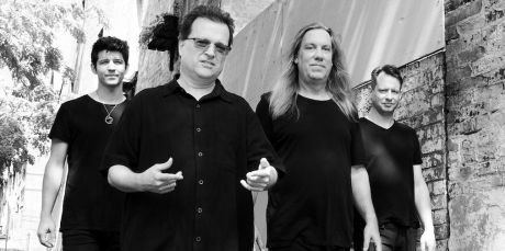 Οι αξιολύπητοι Violent Femmes διασκευάζουν Πυξ Λαξ