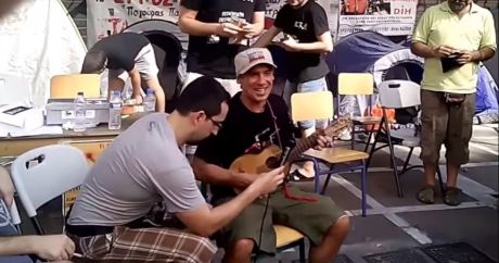 O Manu Chao διασκεδάζει τα παιδιά στο Παγκράτι