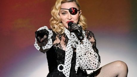 Η Madonna προσπαθεί να αντιμετωπίσει τους πόνους που έχει μάλλον στα γόνατα της