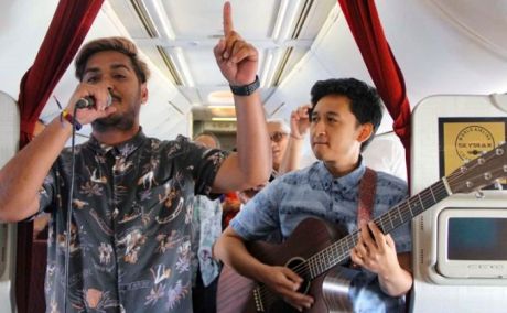Ζωντανή μουσική εν ώρα πτήσης προσφέρει αεροπορική εταιρεία της Ινδονησίας!