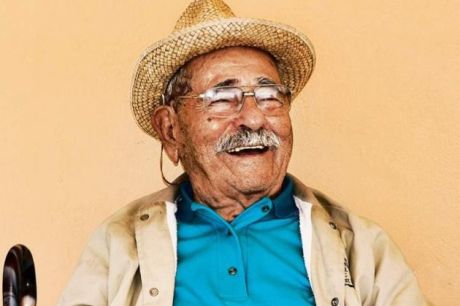Ικαριώτης έκλεισε τα 100 χρόνια ζωής και το γιόρτασε με ταγκό σε ένα μεγάλο πάρτι!