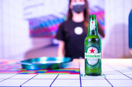 Η νέα Heineken® Silver «βγαίνει» από το Metaverse και προσγειώνεται.. In Real Life!