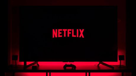 Στο… μάτι του Netflix μπαίνουν οι «τζαμπατζήδες» σκέψεις για κατάργηση κοινών κωδικών