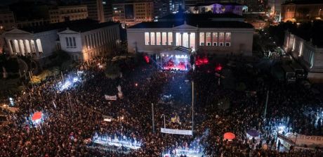 Συναυλία για την Ουκρανία στα προπύλαια, δεν υπήρχε ούτε μία σημαία της Ουκρανίας.