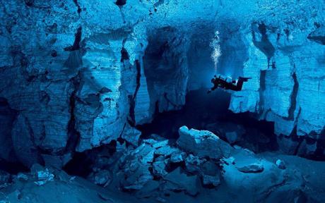 Λίμνη Βουλιαγμένης: Το αχανές σπήλαιο με τα πολλά μυστικά και ο θρύλος της νεράιδας